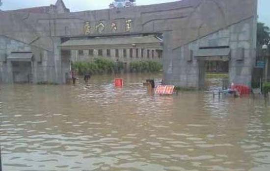 圖為廈門大學(xué)今年最大水災(zāi)現(xiàn)場