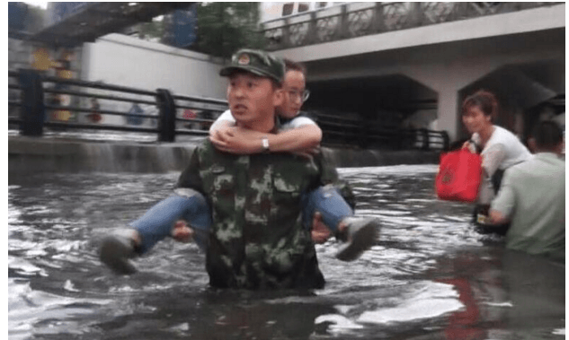 暴雨淹蓋車輛多人被困車內(nèi)，途經(jīng)的消防員英勇救人